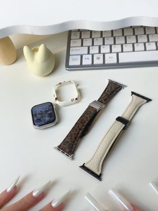 答应我,你的Apple Watch一定要有这两条表带!超适合日常的小蛮腰磁吸,啪嗒一下就能出门!奶乎乎的杏色也会更适合黄皮~对了,不要错过我们新壳体的牛轧糖,给Apple Watch新增了很多调性。豹纹牛仔就是如此的复古洋气,能够兼容所有的搭配,关键是还不挑机芯🤤好啦,快接受我的安利!#applewatch #iwatch表带 #气质这一块拿捏死死的 #日常感 #洋气减龄