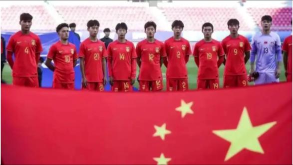 终于有人敢说真话了!U17国足创造奇迹的背后,藏着金元足球的功劳。前国脚李玮锋一针见血指出:这批孩子能踢出来,就是因为当年金元时代踢球的人多了。那时候俱乐部投入大,青训待遇好,家长才愿意赌一把。#易球成名计划 #实况足球手游 #金元时代 #李玮锋 #国足