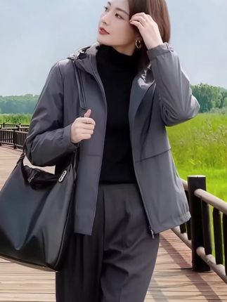 春秋新款洋气连帽冲锋衣防风外套! 挖到宝了!这件欧货连帽冲锋衣也太懂女生了吧!春秋穿正合适,防风又时髦。短款版型超显高显年轻,搭牛仔裤、运动裤都好看。不管是逛街、聚会还是出差旅行,穿它都超亮眼,实用又百搭,谁穿谁好看!#高级感穿搭 #早秋穿搭指南 #冲锋衣 #外套 #谁穿谁好看