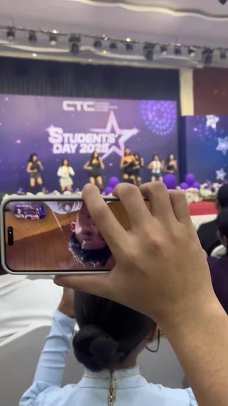 此乃义父啊!不像某些人,偷偷看,是谁我不说#音乐现场 #音乐会现场实拍 #好兄弟