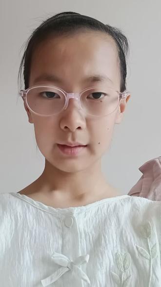 《两小儿辩日》
孔子东游,见两小儿辩斗,问其故。
一儿曰:“我以日始出时去人近,而日中时远也。”
一儿曰:“我以日初出远,而日中时近也。”
一儿曰:“日初出大如车盖,及日中则如盘盂,此不为远者小而近者大乎?”
一儿曰:“日初出沧沧凉凉,及其日中如探汤,此不为近者热而远者凉乎?”
孔子不能决也。
两小儿笑曰:“孰为汝多知乎?”
背诵第 1690 天