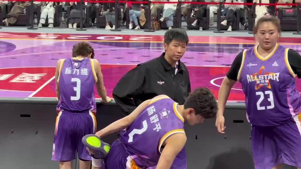 赛前来一段拉伸~
大哥:来吧来吧,来来来拉一下拉一下
小手一指,大哥:you you you you you
大宝贝:加油,我们是最棒的,加油!
妞姐小羊乖乖起身,开启神同步拉伸
#杨舒予 #杨力维 #黄思静 #刘禹彤 #赛前拉伸