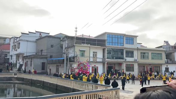 #人山人海太热闹了 正月初四龙出行,行大运