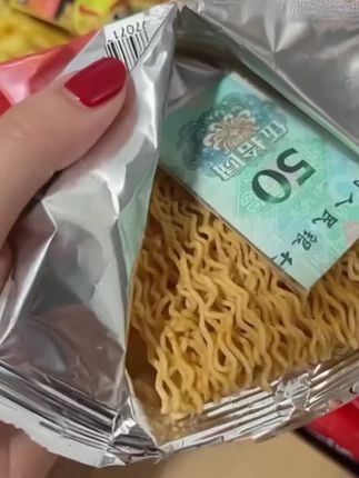 哈哈哈!没想到拆干脆面拆出“财富彩蛋”啦! 本来就想炫个干脆面,结果第一包摸到红彤彤的 100元,以为是恶作剧道具,结果第五包又开出了 10元!吃了这么多年干脆面,第一次碰上这事儿,这哪是干脆面,明明是“幸运面”!感觉自己开启了神秘隐藏玩法,谁知道下一包还能开出啥,这惊喜感直接拉满,友友们赶紧去拆,说不定下一个幸运儿就是你~#好趣味干脆面#中奖#惊凉喜#万万想不到#万万没想到