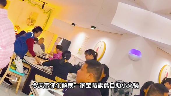 参精双黄药膳
食材:人参,红参,黄精,黄芪,枸杞,红玫瑰,川党参,红枣,茯苓,桑葚,山楂,陈皮,百合,甘草,阿胶
黄金决明子药膳
食材:黄金,决明子,桑叶,茯苓,菊花,栀子,枸杞子,蒲公英,牛蒡根,金银花等等
茯苓玫瑰花药膳
食材:茯苓,重瓣红玫瑰,大麦,大枣,百合,桑葚,酸枣仁,栀子等等#养生 #自助小火锅