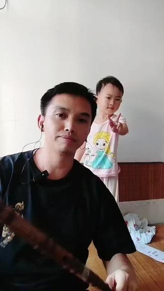 喜欢吗,这首歌叫做 海阔天空#全民k歌 #唱歌不孤单 #父女俩的互动日常 #表演一个我最拿手的乐器 黄家驹的歌迷停留打个气!永恒的经典!