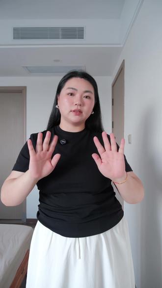 160斤新衣开箱试穿 | 第一次穿就圈粉值得冲 这期真的尝试了不一样的风格 🎈
🌸 超爱这条花苞裙
上身意外显比例,松弛又浪漫
🍃 新中式上衣也拿捏了
日常穿不夸张,但很有味道
✨ PRASE 这个品牌还不错哦
“美不被尺码定义”
第一次穿就被版型圈粉
---
你们觉得哪套更适合我?
是种草还是拔草?评论区告诉我 👇
#大码女装 #胖女孩穿搭 #大码穿搭 #极简主义 #大码搭配