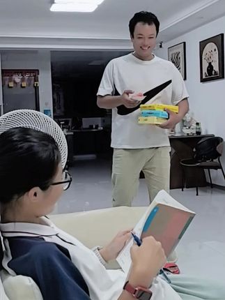 这大哥刚接闺女回来又开始撒粮 我都要吃醋啦,买了闺女喜欢吃的饼干 活脱脱的一个女儿奴!不过说真的,巧兮兮家的饼干真的很好吃,又薄又酥又脆,每个口味都有它的特色 #薄脆饼干 #巧克力夹心饼干 #大人小孩都爰吃 #追剧小零食