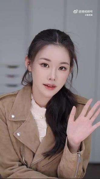 美妆博主程十安在停更三年后,于2026年5月13日以真实姓名“姜乘澜”正式宣布回归,并发布视频解释改名原因及未来计划,引发全网粉丝热议。
一、改名原因与身份切割
商标归属纠纷:
“程十安”这一网名已被前公司注册为商标,法律上无法继续使用,因此她启用了本名“姜乘澜”。新名中“姜”取自母姓,“乘澜”寓意“乘风破浪”,表达不惧逆境的决心。
账号归属变更:
所有旧平台账号(如抖音、小红书等)均归属前公司“千丝”,新内容将在个人新账号“姜乘澜”下更新。
二、商业纠纷与风险提示
店铺切割声明:
自2022年9月起,原线上店铺(双眼皮贴、假睫毛、洗护产品等)完全由前公司运营,与本人无关。
打假声明:
近三年所有以“程十安”名义的带货链接、产品推荐均属未授权行为,她呼吁粉丝警惕虚假宣传,避免因信任旧名盲目消费。
三、停更背景与复出计划
停更原因:
2023年因账号封禁及与前公司合约纠纷停更。2025年曝光停更系拒绝成为公司“傀儡”,选择通过法律途径解决矛盾。
沉淀与准备:
停更期间专注撰写20万字美妆书籍,并联系专业美术教师审核人像轮廓相关内容。
复出方向:
发布新研发的美妆技巧及经典主题升级版(如底妆、腮红画法等);
覆盖常见化妆问题,帮助用户“少走弯路”。
四、粉丝反响与社会讨论
情感共鸣:
粉丝称其为“美妆白月光”“纯元皇后”,回归视频中“好久不见”引发集体怀旧, @抖音小助手 #程十安 #美妆 #美妆百万新星计划 #娱乐评论大赏