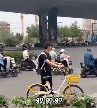 姐弟情深
一个大逼斗,眼神都清澈了,哈哈,纯纯多余#血脉压制姐姐和弟弟 #爱的魔力