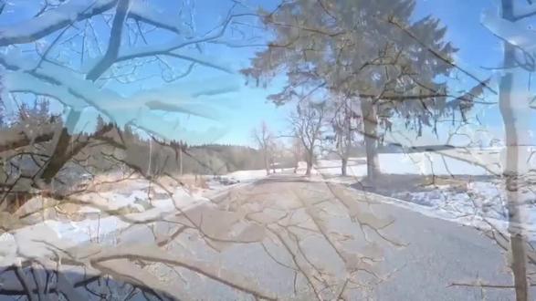 "爱你老己"的“老”字里住着时光的慈悲 我们为“自己”发明了一个称呼——
“老己”。
像在漫漫长夜行路时,
忽然为孤独取了一盏灯的名字。
那个“老”字里,住着时光的宽厚:
仿佛在说,你并非初来乍到,
你已陪自己走了很久,很远。
把“我”轻轻推远半步,
成为“老己”。
于是泪水有了可倚靠的肩,
喜悦有了并排而坐的长椅。
我们终于能像对待最知心的友人,
低下头,轻轻说:
“哭也可以的,停也没关系,
你的存在,已然完整。”
爱在这个时代常显得辽阔而模糊,
直到我们学会将它拆成细微的光点:
“老己该添茶了”
“老己的眉头,该被月光抚平”
“老己今夜,值得一场柔软的梦”
这不是琐碎,
是一个灵魂照料另一个灵魂时,
最虔诚的仪式。
不必向全世界证明被爱,
当你在深夜里为自己披衣;
不必在人群中寻觅懂得,
当你愿与自己的脆弱静静对坐。
“老己”并非另一个我,
而是我终于学会——
与这个独一无二的自己,
温柔同住,冷暖共知。
或许人世间最漫长的陪伴,
不是与谁的相遇,
而是如何与身体里的“老己”朝夕相处。
从挣扎到和解,从沉默到倾听,
这场对话贯穿一生。
而每一声“爱你老己”,
都像在时光的河流上,
为自己放出一盏小小的河灯,
暖光荡漾,顺流而去。
最深的理解,原来无需言语。
当我懂得为安静的“老己”留一席空位,
在匆忙的世界里筑一处港湾——
才明白最动人的相伴,
不过是允许另一个自己,
以她最真实的样子,自由呼吸。
“老己”不是远道而来的客,
是我走过千山万水之后,
终于认出的故乡。
每一句“爱你老己”,
都是在岁月长绳上,
轻轻系一个温柔的结。
从此不论风雨或晴好,
总有一隅,
永远亮着等候的暖光。#爱你老己 #爱你老妈明天见