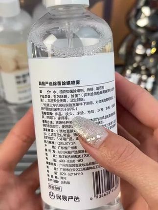 家里一定要备上一瓶除螨喷雾,尤其是家里的床铺和衣柜,太阳晒不到的地方很容易滋生螨虫,它不仅对人体有害,还会影响睡眠质量。所以每周都要用这个除螨喷雾喷一喷,它的出雾很细,不会打湿床品,而且是植物萃取的,可以放心使用,喷完还有淡淡的香味,赶快安排起来吧!#除螨喷雾