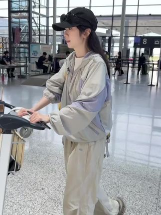 你说你怕热我给你添加二氧化钛 凉感纤维 让你一触即凉,你说你担心闷,我给你做凉感原纱透气是普通面料的三倍,你说你担心防晒系数,我给你做到UPF100➕ 抗紫外线,防晒黑防晒老 机洗手洗都不会掉,所以你可以放心试穿#防晒衣 #户外防晒 #原纱防晒 #冰感防晒衣