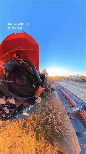 想不想体验女巫视角大家
#北京欢乐谷 #闪耀欢禧节 #影石拍了拍欢乐谷