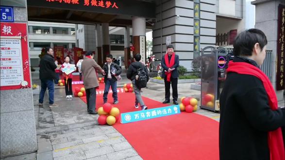 《我们开学啦》 温馨的校园,有爱的老师,大同小学春季开学满满的仪式感。