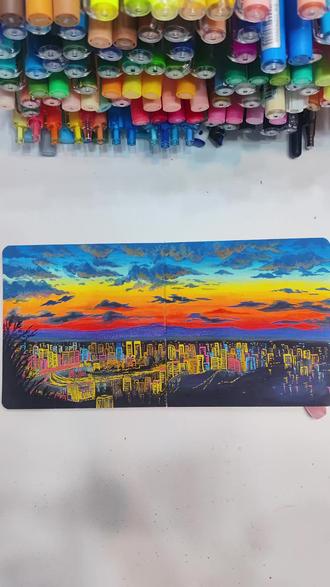 零难度!新手秒出城市夜景✨ 🎨下班后画上这样一幅城市夜景,简直不要太治愈 !!
🌌 随便刷两笔就能出效果,手残党也能轻松hold住!
👇 【超简单步骤】
1️⃣ 从上往下刷深蓝-浅蓝→淡黄→橘红(可以用化妆刷刷点水晕染过渡)
2️⃣ 用深紫色勾勒出远处的山峰,山底部用深蓝和灰色晕染
3️⃣ 深蓝色用拉线和圆圆圈圈的方式画出不规则的云朵(在用刷子沾水柔和一下边缘),刷子沾水蘸取橙色揉到云朵底部,把被晚霞映红的云彩画出来
4⃣️城市背景直接用黑色铺开,晕染一些紫色,接着用灰色画出大致的楼形(无需太细致)
5⃣️用丙烯勾线笔画出高高低低的高楼,有种万家灯火的感觉
6⃣️最后黑色补上一些草(像是在山上俯瞰城市)
💖 "真的没有技巧!背景全靠颜色晕染,只是画高楼需要一些耐心,画好成就感满满,一起画起来吧~"
#创作者中心 #创作灵感 #我的随手画 #生活需要分享欲#氛围感