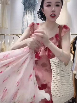 掐腰法式粉色碎花吊带飞飞袖连衣裙子女2025夏季穿搭新款显瘦长裙#夏季连衣裙 #夏季新款 #夏季穿搭