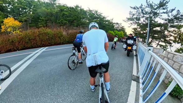 🚴♂️青岛五月环崂攻略~打卡圣地,这段环海公路绝了!骑过才懂什么叫治愈~山海之间追着风,连呼吸都带着咸甜!年轻人冲就完了🤓