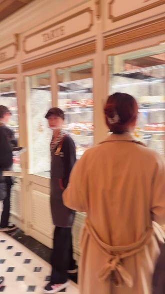 #黄油与面包#大连恒隆
基本上 爆款买了,尝了
门口黄牛党手拉手,单个➕50😂
接近傍晚单品➕10,插队40,一换一
没找黄牛 没➕价,纯排队 500块给你们最真实的测评,
1、10:00开门开始排队,12:00第一锅。
2,味道不错 用料数一数二的好,价格可接受,蛋挞类偏贵。
3、碱水结放心冲,奶油泡芙别跟风。
4、草莓拿破仑装盒就散架,建议先拍照🤳
5、巨无霸塔酥脆,就是吃起来很费劲
6、酥皮小肠那个,巨巨巨巨好吃,刚出门吃两个☺️空气炸锅加热应该更棒!
7、开心果草莓塔 别跟风嗯
8、黑不溜秋小方块,一般般😂
9、蛋糕颜值超级在线的,奶油真的很好,颜值味道 双杀👍
10、讲讲饮品吧, 没啥可讲的了也,可能排队排渴了,忘记啥味了,还是某可乐 某美式好喝🤨
如果你像我一样好事,还不忙就去看看,如果 那还是等等,毕竟不吃面包 吃饭更健康✌️