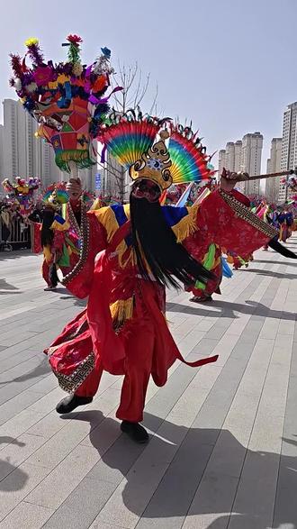 掌灯太傅惊艳全场,舞步欢腾共庆新年。愿大家如这社火般热闹红火,幸福安康!#社火 #非物质文化#掌灯太傅