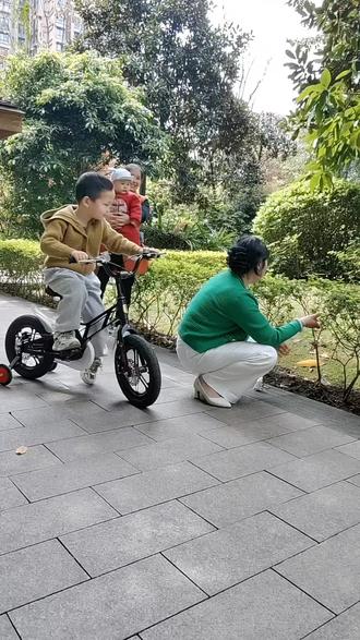 😀😀宝贝你在那里唱,路过的小弟弟还差劲得很。