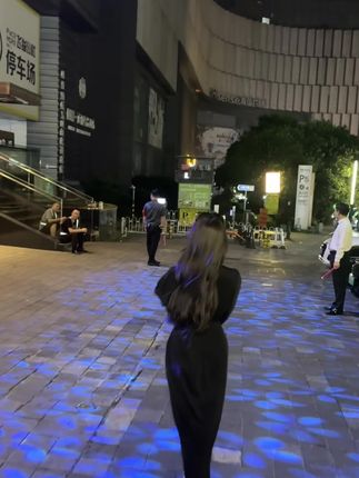 靠近你靠近了痛苦 远离你远离了幸福
