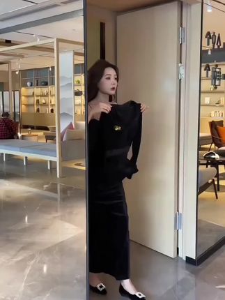 #秋季丝绒套装 #v领 #显瘦显高显腿长