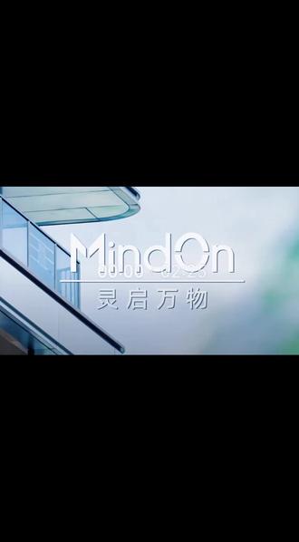 MindON灵启万物机器人是一款由中国深圳初创公司研发的智能人形机器人,最近因为一段展示其自主能力的视频在全球科技圈引发了热烈讨论。它能像人类一样完成浇花、扔垃圾、整理玩具等日常家务,甚至能和小朋友玩飞盘互动。所有动作都流畅自然,就像有个隐形管家在干活——但公司强调这些操作完全自主,没有加速或遥控。
虽然公司成立不久,但创始团队来自腾讯(使用的硬件是宇树科技(Unitree)的G1人形机器人机身。技术大佬Kalil评价说,它把学术界的前沿研究成果变成了真正能用的产品。
这段视频甚至引发了中美科技圈的"真假辩论",有美国机器人公司CEO公开质疑,但这也反向证明了它的技术突破性。从开窗帘到陪孩子玩,它展示的能力让很多人惊呼"未来已来"。
目前它更像技术演示产品,离大规模家用可能还有距离。但这种将实验室技术快速落地的尝试,确实让人对家庭服务机器人的未来充满期待!