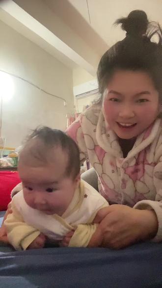 #带娃日常记录 哟谁家的小可爱大半夜不睡觉呀!喔原来是我家的小可爱呀