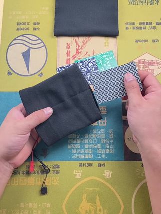 魔术袖套可不是“藏袖子里”那么简单哦!它其实是一种利用“错误引导”和“袖内空间管理”的舞台道具,能在不被察觉的情况下完成物品的出现、消失或交换。 魔术袖套通常有特殊的口袋结构和弹性面料,让魔术师在挥手、转身或整理袖口时,完成#魔术表演 动作 真正的技巧不是道具本身,而是时机、视线控制和动作自然化——观众的注意力被引导到别处,手部的小动作就被“隐形”了。 历史上,类似的隐蔽式道具在18世纪的宫廷魔术中就有雏形,后来随着舞台灯光和表演节奏的发展,#魔术袖套 才逐渐成熟。 下次看魔术时,不妨留意演员的视线和身体朝向——那很可能就#是时候展现真正的技术了 , 想了解更多魔术背后的科学和心理学原理吗?关注我,一起用科学的眼光魔术揭秘 #看懂的都是高手 #魔术教学
