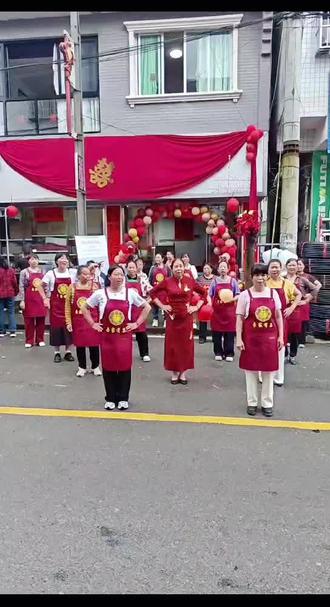 在这大喜的日子里我们用喜庆的歌曲舞步来恭喜!祝侄女新婚快乐!