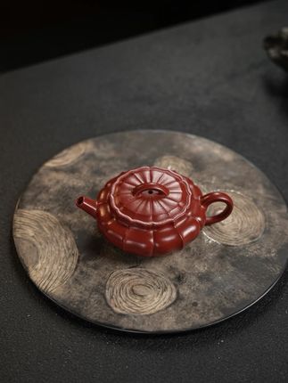 筋纹·朱泥菱花葵扁·135cc 原矿朱泥料 慕古润泽 型体经典大气 堪堪一握 筋囊挺立饱满 细节精细 几何美感 把玩出彩#宜兴紫砂壶 #手艺人在抖音 #紫砂手艺人 #非遗传承