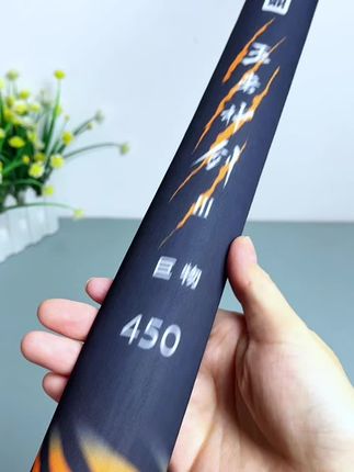 钓友们你们要的专攻青草鲢鳙的杆子它来了,就是沃鼎这款巨物竿,亲肤握感手把搭配龙鳞烤漆涂装,颜值跟手感一流,喜欢的钓友左下角看看#巨物竿 #大物竿 #鱼竿的选择 #沃鼎大物竿