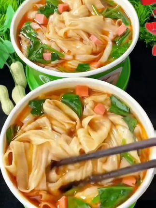 河南烩面,再也不用去河南也能吃带正宗的河南烩面了,开水冲泡几分钟就可以吃了,简单方便又美味#河南烩面 #地方特色美食 #烩面 #速食美食 #好吃到停不下来