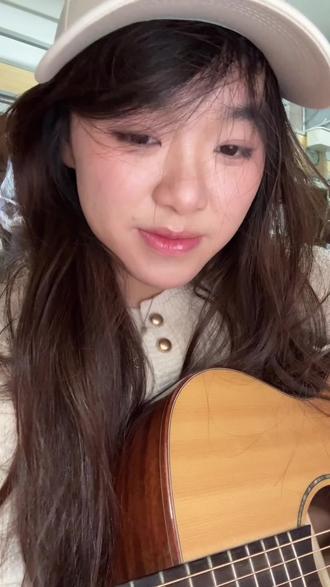 在中国我们不说想你了,我们说……#不是因为寂寞才想你 #吉他 #吉他弹唱 #爱笑 #弹唱女生