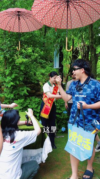 夏日炎炎,不如躲进石门峡的山野清凉里🌿
婺源石门峡山野秘境漂流,藏在篁岭脚下的宝藏秘境,只为等你奔赴山野,放肆撒欢💦#石门峡山野秘境 #外国友人解锁离谱入水方式 #9国老外抱鱼勇闯最野溪降 #来石门峡怎么能不体验溪降 #各国达人挑战峡谷溪降