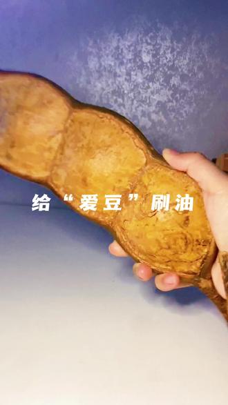 买来的大豆荚别嫌丑,刷刷油就变梦中情豆了!
#真实生活分享计划 #手工 #磕藤豆 #豆荚娃娃