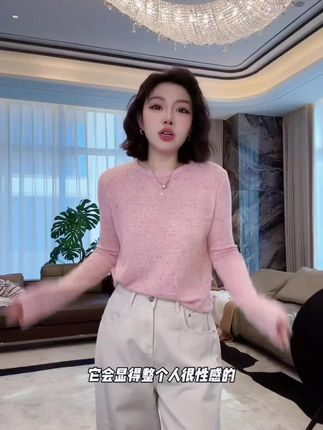 把亚麻的呼吸感织进日常,绵羊毛悄悄裹住温柔,修身线条藏住所有小拘谨,一件抵万件的百搭心动。#打底衫 #亚麻打底衫 #针织毛衣 #秋季穿搭 #时尚穿搭