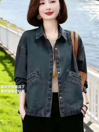初秋C位穿搭!这款短款牛仔外套绝绝子 姐妹们快看!2025初秋新款短款牛仔外套来啦~ 中年姐妹穿它巨显气质!宽松大码版型,遮肉显瘦一把好手,各种身材都能轻松驾驭。设计感满满,细节处尽显用心,休闲又百搭,不管是配裤子还是裙子都很绝。初秋穿它,既保暖又时髦,妥妥的遮肉神器,穿上你就是街上最有气质的崽,今年流行款必须安排!#大码女装#休闲减龄穿搭 #时尚妈妈装 #秋冬新款 #外套女春秋 @抖加🔥上热门🔥dou+🔥热点宝