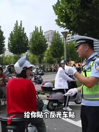 #车贴 #五星红旗迎风飘扬 #出行安全 #反光贴 #中国红