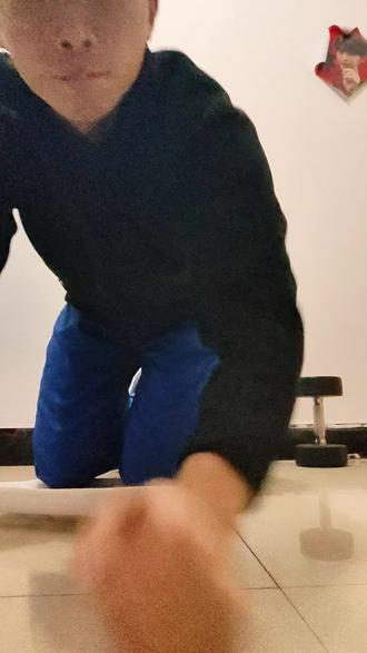 俯卧撑如何克服自己的高数量恐惧,看这个来解决。
很多人有实力做到一百个,但是心里会觉得,做到那么多很难受,可能在三十,五十个的时候就退缩了,这个可以增强自信心和俯卧撑专项运动的容量,期间注意动作标准,切记质量大于数量#俯卧撑 #健身#进阶提升#加油