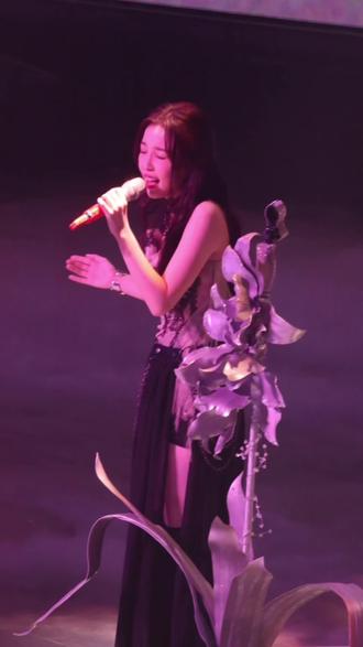 “每一个正在长大的你们,可以柔软,可以强大,可以天真,也可以很勇敢。喜欢自己的形状,就算不规则也可以很漂亮~”#虞书欣blossom生日音乐狂欢派对 #虞书欣生日会梦时首唱 #舞台 #虞书欣未完待续