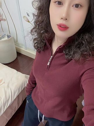 冬天穿这条卫裤真的太舒服了,抽绳设计,弹力松紧腰围,不勒肚子。精选优质面料,柔软舒适又保暖,精致立体的刺绣小标,满满的高级感,喜欢的朋友千万不要错过了!