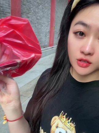 初一十五去烧香,成心成意拜娘娘,保佑大家行好运,小人远隔贵人帮,合家平安久久长