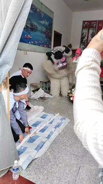奶奶一路走好,孙子无法回去给您磕头送行了。等回去在给您磕头,希望您在天堂无病无灾。