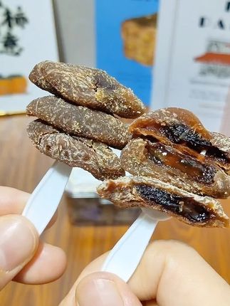 小梅屋的的这个新品陈皮青梅抱葡萄真的好好吃啊!酸甜微甘一口爆浆!上班摸鱼或嘴巴没味的时候来两颗真的巨解馋!#青梅葡萄 #梅子 #零食推荐#蜜饯#小梅屋