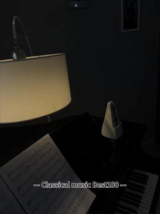 — Classical music Best100 —
费利克斯·门德尔松·巴托尔迪
《无词歌》Op.67 No.2
演奏:王羽佳
《无词歌》是门德尔松首创的钢琴抒情小品体裁,本质是去掉歌词、仅用钢琴演奏的艺术歌曲:高声部一条极具歌唱性的人声化主旋律+柔和分解和弦伴奏,不用文字,仅凭旋律完成抒情叙事,被誉为“钢琴上的独唱曲”!
1829—1845年,历时15年,全集共8套48首钢琴独奏,另有1首大提琴钢琴合奏版,合计49首,篇幅短小(1~4分钟),结构精炼,兼顾古典严谨与浪漫诗意!
《无词歌》Op. 67 No. 2,题目叫“失去的幻想”,但整首曲子都在跑,好像只要跑得够快,那个“失去”就追不上!旋律的最后,跑的那个人终于停下来了,不是“接受”了失去,是“跑不动了”!不是“我失去了”,是“我失去了,但我不敢说”!她说完了!你没听见!但你感觉到了!门德尔松以最简洁的线条书写出一种近乎私密的情感:旋律纤细、幽暗,仿佛是一封没有写出文字的心灵书信!乐曲的三段式结构清晰:主旋律如低声的倾诉,中段则在和声的转折中浮现出短暂的激动与波澜,最终回归开端的克制与静谧,犹如情绪经历起伏后再度平复。