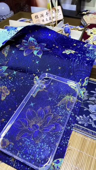 很多朋友问我怎么做手机壳,
今天来一版不到10米的邪恶手机壳
工具:剪刀,粉笔,布料,透明手机壳最好带边框
好处:布料真的永远不会脏
#邪修diy #宋锦手机壳制作教程 #手机壳DIY #宋锦 #DIY手机壳 @DOU+上热门 @DOU+小助手 @抖音小助手