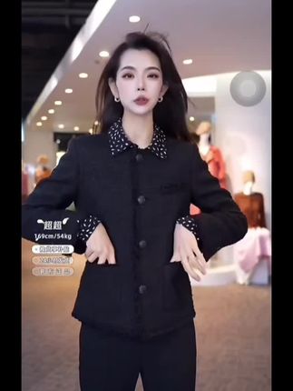 #哥弟 邂逅经典,演绎优雅魅力!小香风的美,无法被定义,永远鲜活多变,每个人穿着时绽放的自信光芒 时髦而自由,不被风格标签所局限。可可·香奈儿女士说过:“时尚会过去,但风格永存!#美出高级感 #小香风#秋冬穿搭