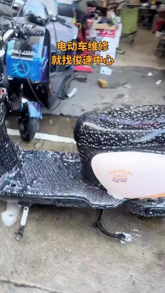 #电动车修复液 #车主 #共享电动车 #摩托车清洁喷雾 #适合长途骑行的电动车 好消息,好消息,青年路俊速电动车推出宠粉活动,原价25.团购只有9.9.就能给你的爱车来个全身SPA,活动只有一个月,即买即用,不需要预约,赶紧左下角链接囤起来(注意,叠加秒杀后的价格是9.9元,团购价是20元;)